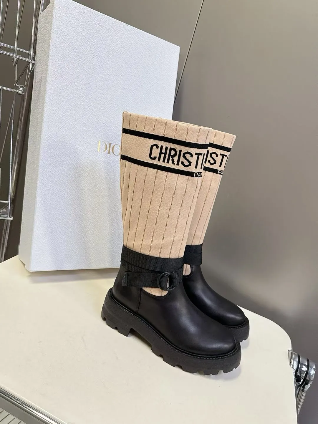 👟👟Ex-factory price 560👟👟Dior color matching new boots for autumn and winter, the latest flying woven letter logo for autumn and winter, round-toe high-top knight boots for women, the same style for celebrity Narna Qian and the same style for Yi Mengling. Material: First-layer cowhide spliced ​​with fly-knit fabric, sheepskin lining for feet, original molded TPU outsole Size: 35-40 yards